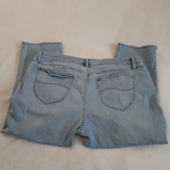 Lee Riders Women's Size 20M Light Wash Mid Rise Capri Denim Jeans - Picture 6 of 12